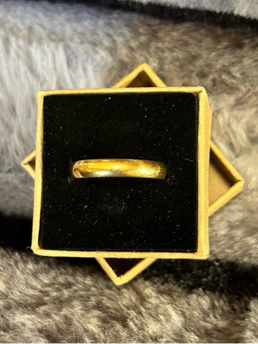 Men’s 18kt solid yellow gold 4mm classic dome wedding band NIB 9.5